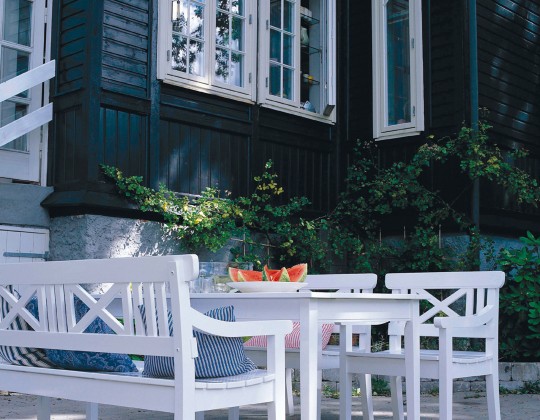 Flot hvid borde-bænkesæt