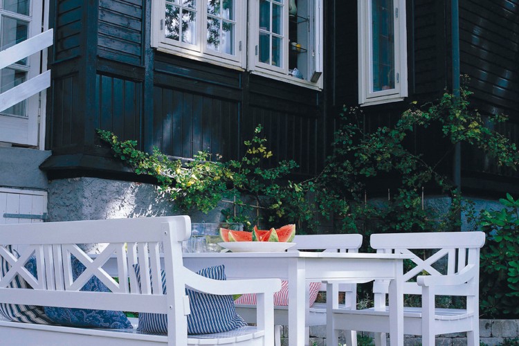 Flot hvid borde-bænkesæt