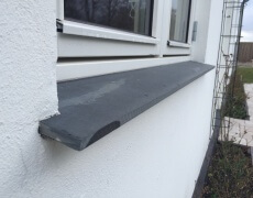 sålbænk under vindue