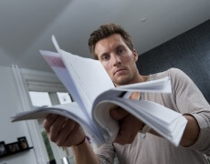 Kontrakt. Lejekontrakt. Regnskab. Lovgivning. Love. Skrivelser. Rasmus Carstensen. Mand. Sur. Irriteret. Snydt. Skuffet.