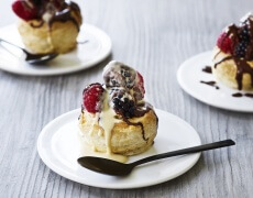 Butterdejstarteletter med bær, creme anglaise og chokolade