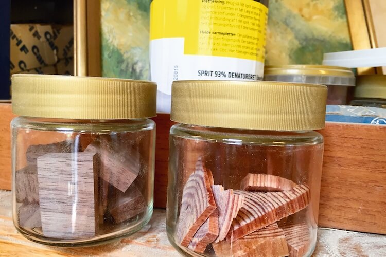 Trædufte i syltetøjsglas hos en øbelsnedker