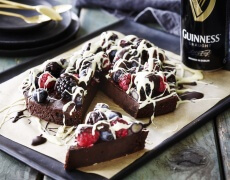 Chokoladekage med guiness ogfriske bær