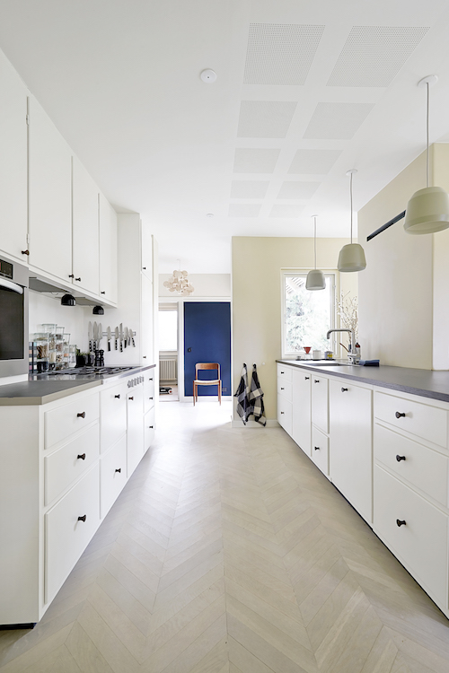 Hvide elementer med sandfarvede vægge