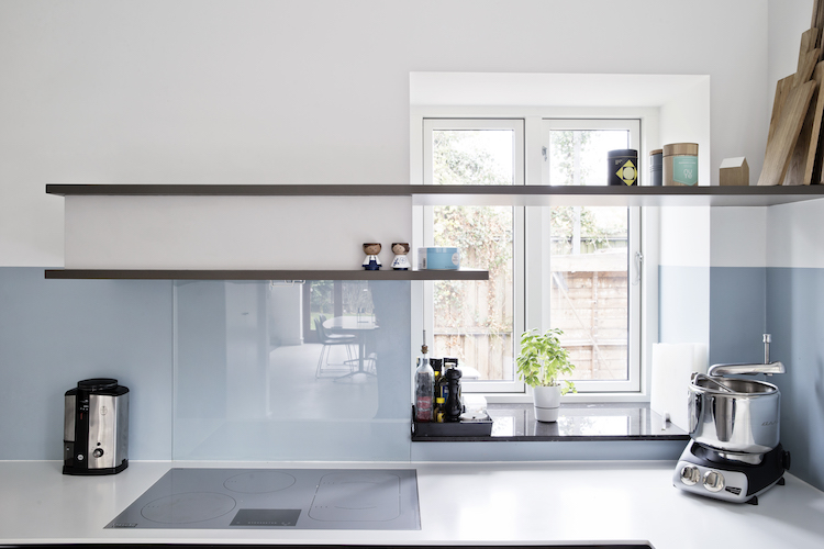 Lyseblå vægge i køkkenet