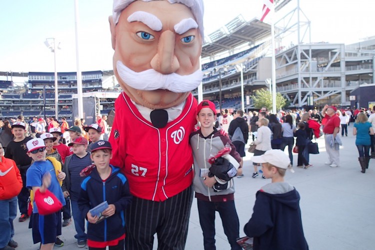 Kæmpe dukker af afdøde præsidenter til baseball