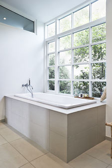 Flot vindue i badeværelset