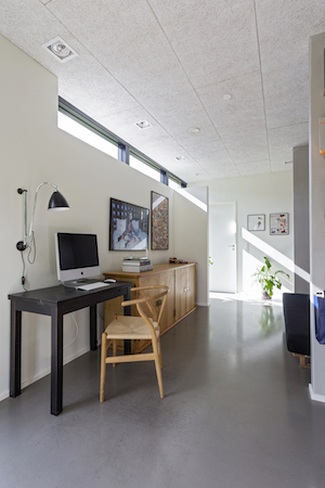 Små vinduer i toppen af væggene