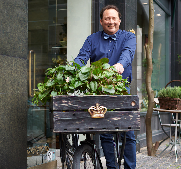 Bjarne udenfor den smukke butik