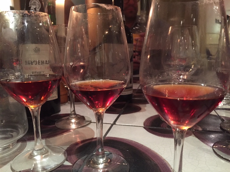 Portvin i maverne på glassene