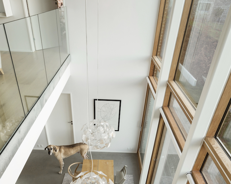 Højt til loftet over spisebordet