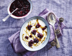 Risalamande med skovbær og karamel