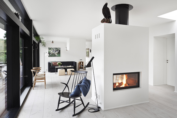 Brændeovn danner skillevæg mellem rummene