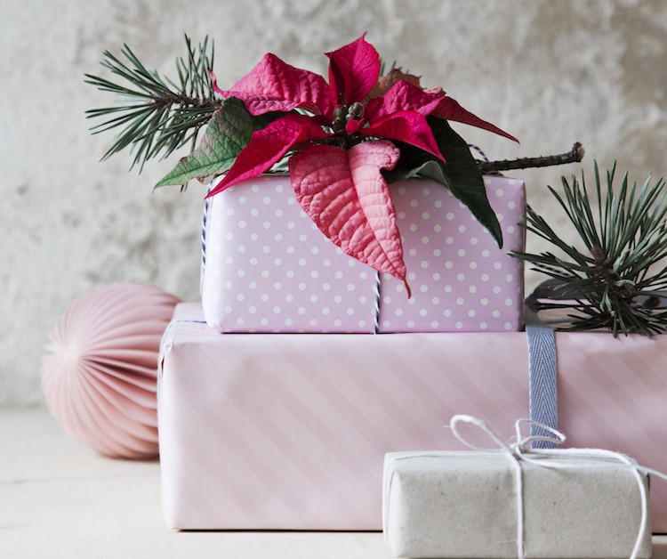 Julegaver med pynt af blomster
