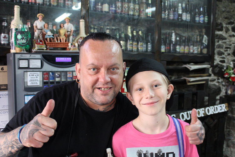 Malthe på fodboldbar i Madeira