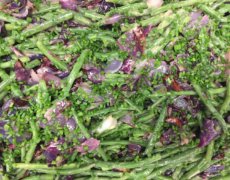 Grønne bønner med rødløg og sennepsdressing