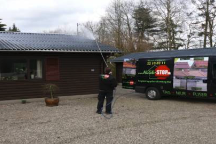 Rensning af tag foregår fra jorden