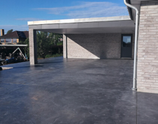 Indkørsel i cool grå nuancer