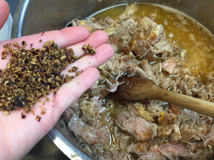 Kogning af pulled pork til rilette