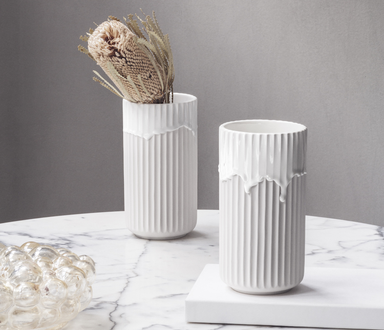 Lyngbyvasen i hvid med rindende glasur