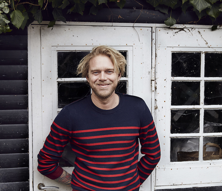 Felix Smith foran sit hus