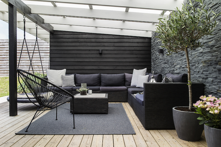 Indret terrassen som en stue