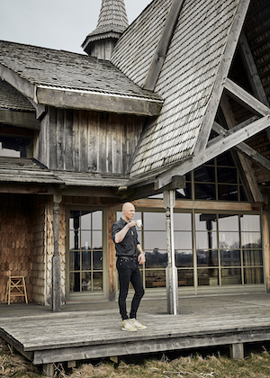 Jim foran det imponerede hus