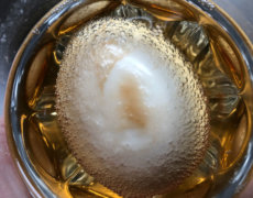 Æg i et glas med eddike, så det bliver til gummi