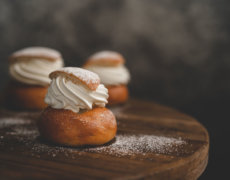 Norske fastelavnsboller med mandelfyld og flødeskum på et fad