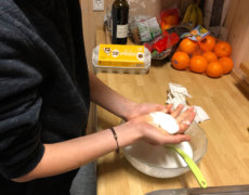 Teenage dreng har selv lavet ektoplasma, og viser det frem