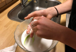 Teenage dreng leger med ektoplasma i hænderne