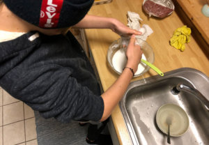 Teenage dreng leger med ektoplasma han nemt selv har lavet med få ingredienser