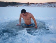 Vinterbader på vej op af iskoldt vand