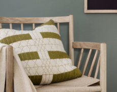 Træstol med pude i natur farver