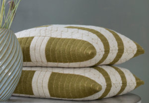 To puder på et bord i grønne og hvide farver