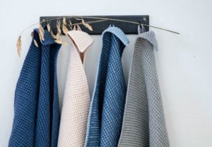 Tekstiler i naturlige farver hænger med tørret havre