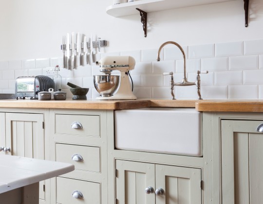 Gulv bliver slidt i køkkenet