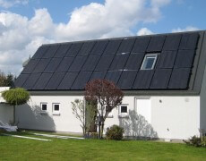 Hvid bolig med solcelletag