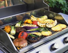 Smæk grøntsager på grillen