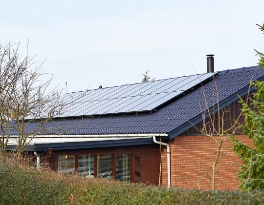 Familien Therkelsens hus i Ølstykke med solceller på taget