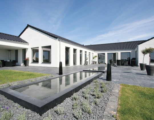 Her har man valgt at bygge nyt hus i stram arkitektur