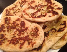 Hjemmelavede garlic naan brød