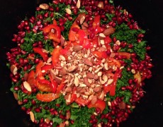 Grønkålssalat med granatæble og mandler