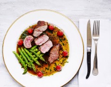 Lam med grønne asparges