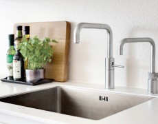 Twintaps i hvidt køkken